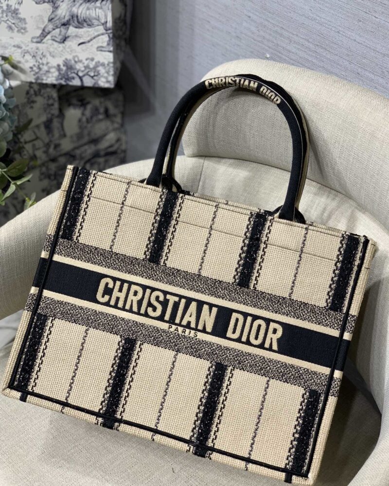 Diro Small Book Tote - Image 9