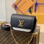Louis Vuitton Lockme Tender Handbags PM- M58554-19*13*8CM