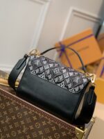 Louis Vuitton Twist MM-23*18*8CM - Image 4