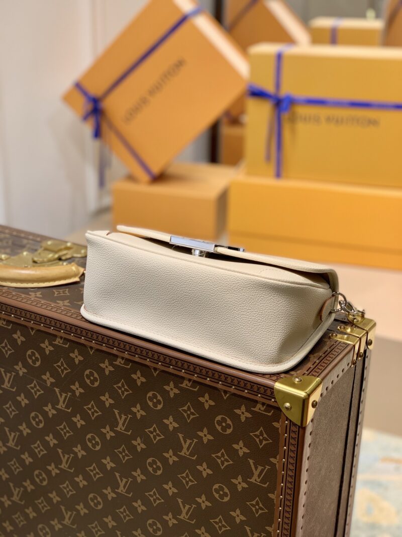 Louis Vuitton Buci Handbag-24.5 x 15.5 x 9CM - Image 3