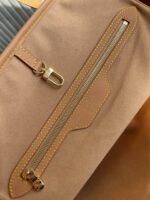 Louis Vuitton Capucines Handlebag-21* 14* 8&27*21*10CM - Image 4