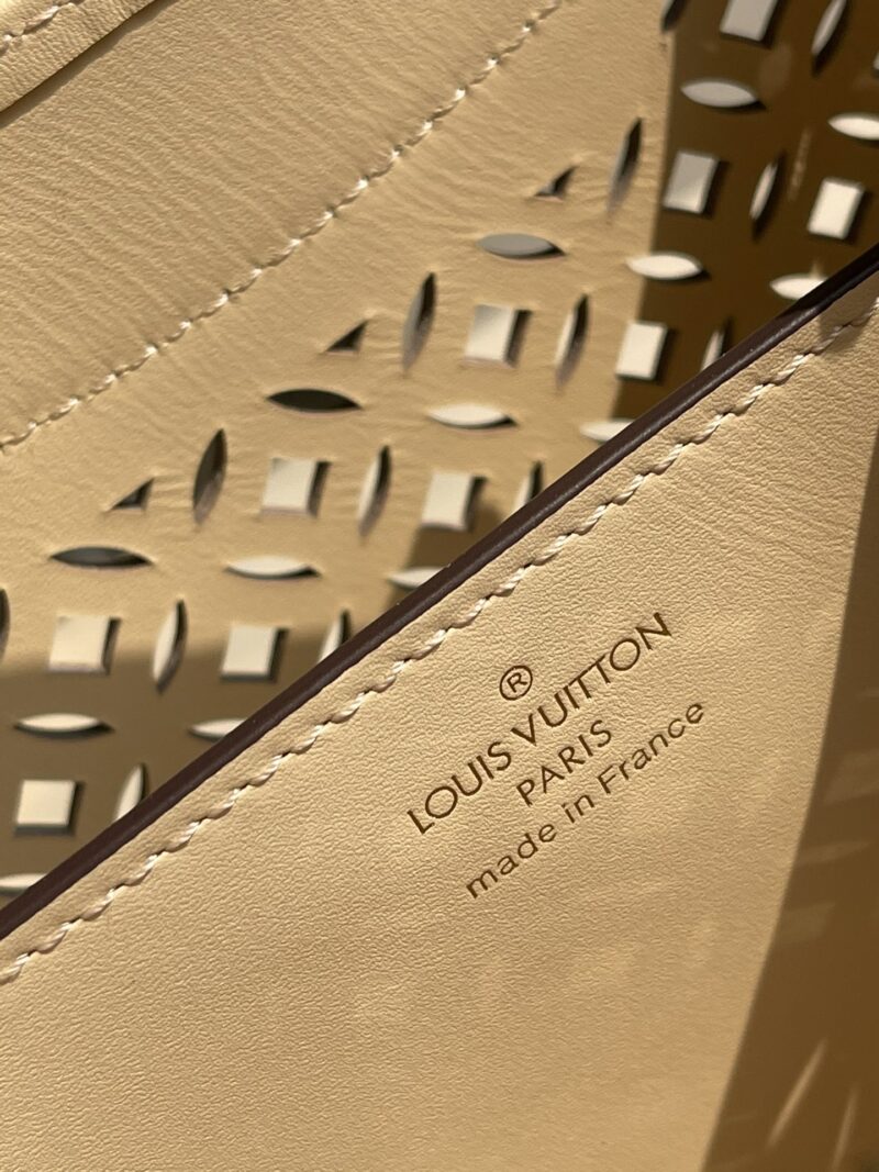 Louis Vuitton Capucines Handlebag-21* 14* 8&27*21*10CM - Image 8