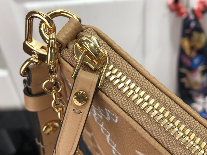 Louis Vuitton Easy Pouch On Strap-19x11.5x3CM - Image 6