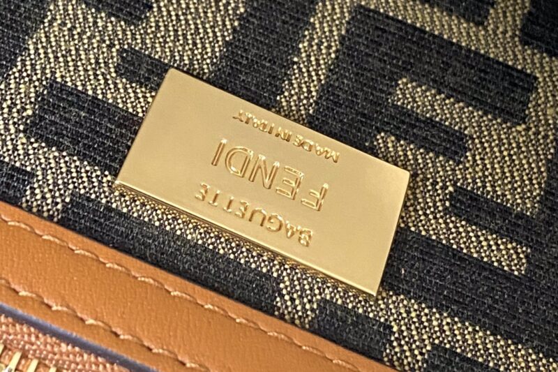 Fendi Medium Baguette Bag-26x15x4CM - Image 8