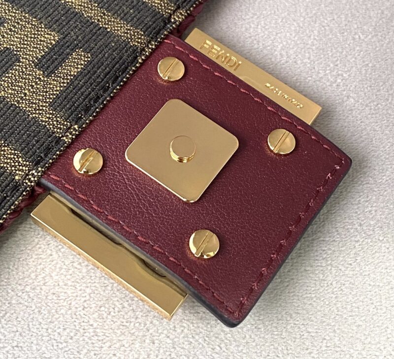 Fendi Medium Baguette Bag-26x15x4CM - Image 4