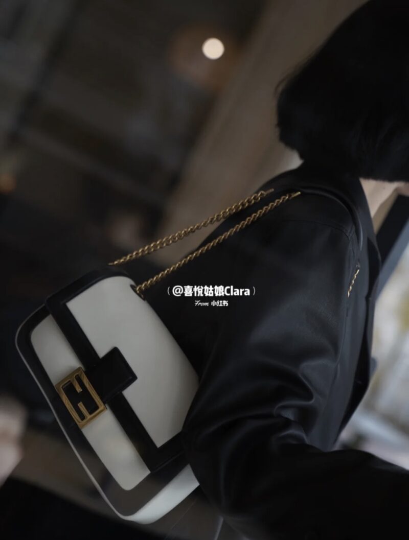 Fendi Medium Baguette Bag-26x15x4CM - Image 12