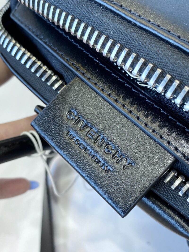 Gienvchy Antigona Tote - Image 3