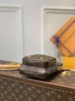 Louis Vuitton Utility Phone Pocket - 16*19*6CM - Image 4