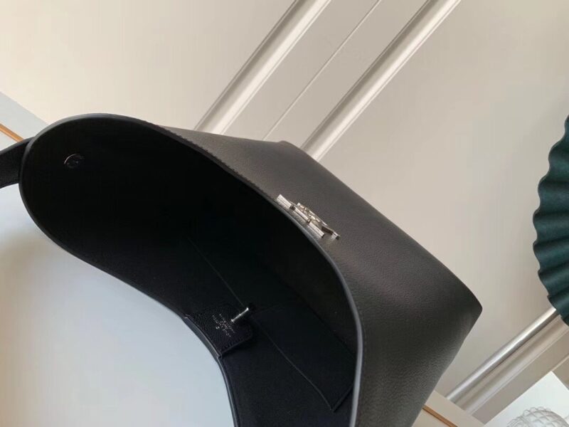 Louis Vuitton Lock Me Hobo-29.5*34*16CM - Image 4