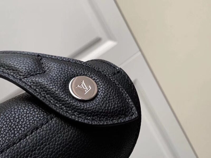 Louis Vuitton Lock Me Hobo-29.5*34*16CM - Image 8