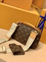 Louis Vuitton M80446 Utility Crossbody - 18*11*10CM - Image 3
