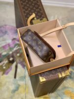 Louis Vuitton Vintage Saint Cloud Handbags -M51245-19 × 6 × 17CM - Image 3