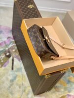 Louis Vuitton Vintage Saint Cloud Handbags -M51245-26*7*21CM - Image 4