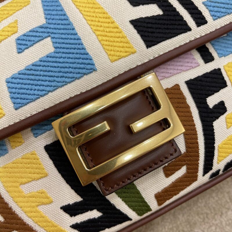 Fendi Medium Baguette Bag-26x15x4CM - Image 3