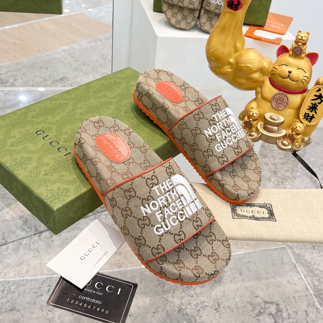 sh-4284332rewrwrew_6_.jpg Gucci &The North Face Slides - Image 1