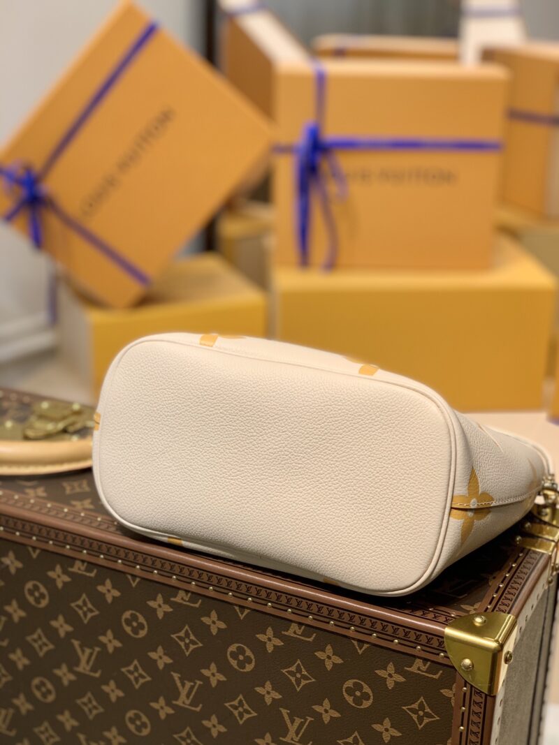 Louis Vuitton Marshmallow Hobo-24*22*13CM - Image 7